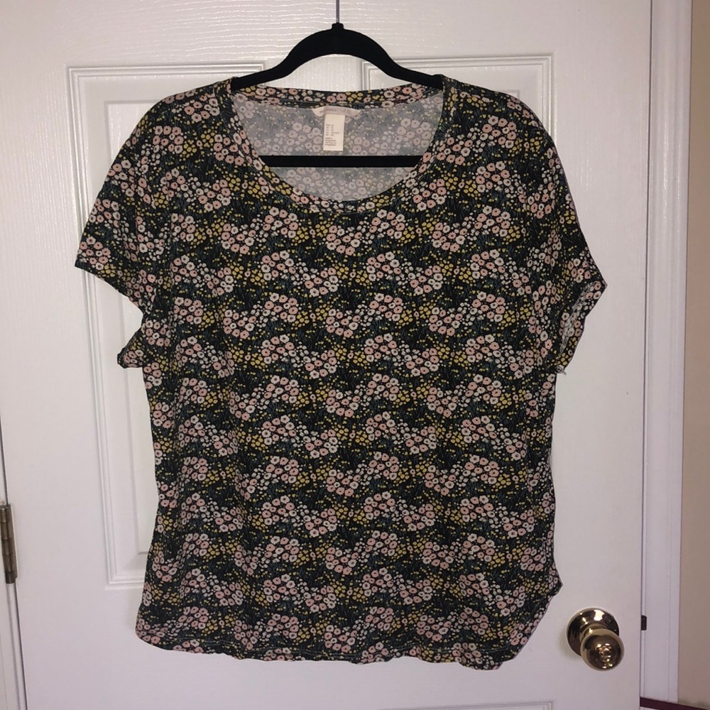 Floral pattern scoop neck tee